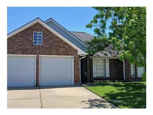 12 Rush Dr, Laplace, LA 70068