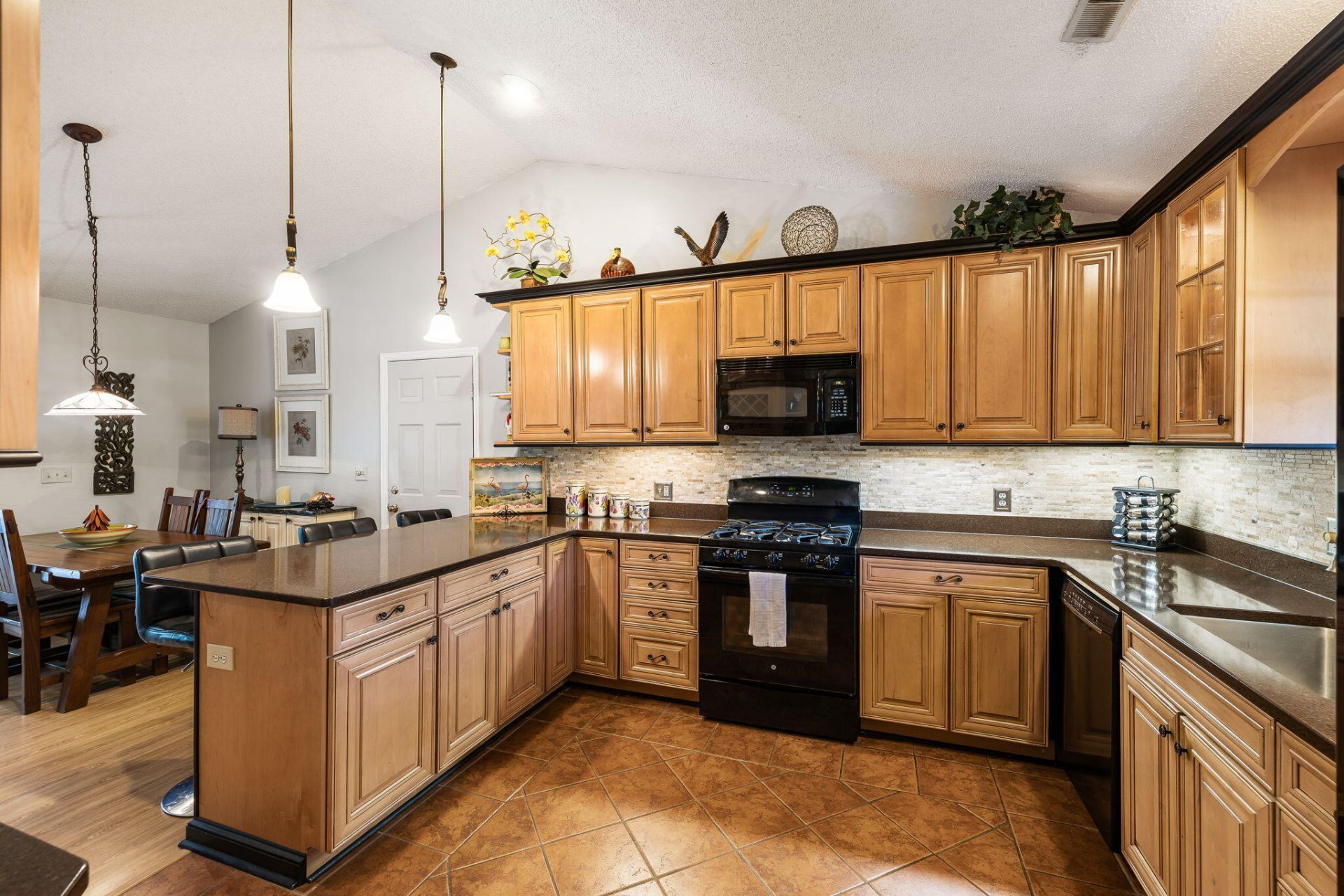 1182 Redbud Court Photo 5