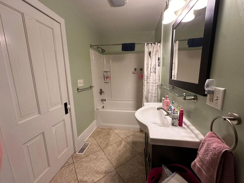221 N Hayes Street , Bellefontaine, OH 43311 Photo 9