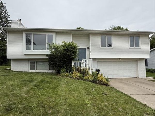 30 Denbigh Drive, Iowa City, IA 52246
