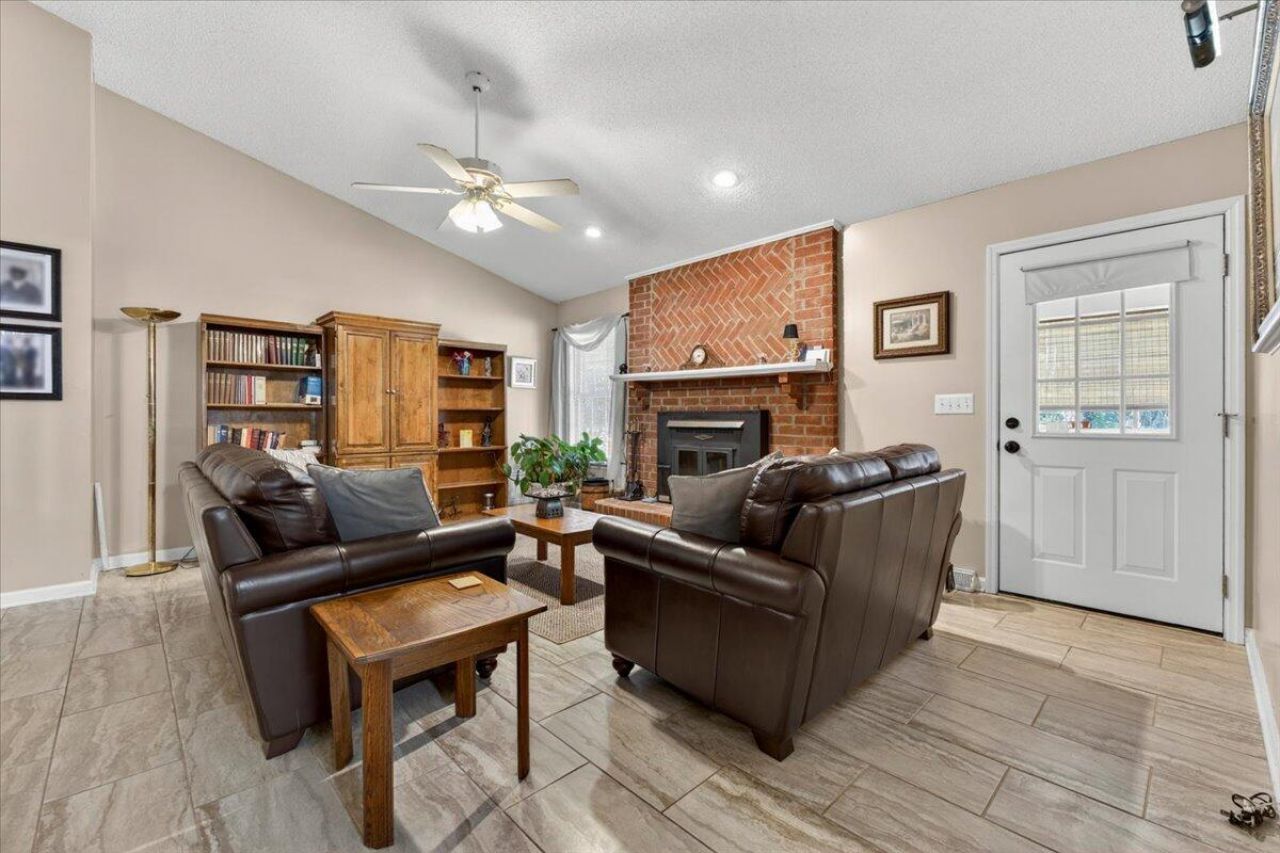 1760 Black Tom Road Photo 5