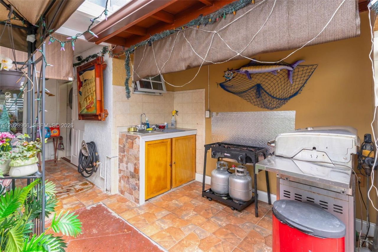 3770 W 8th Ln , Unit 27, Hialeah, FL 33012 Photo
