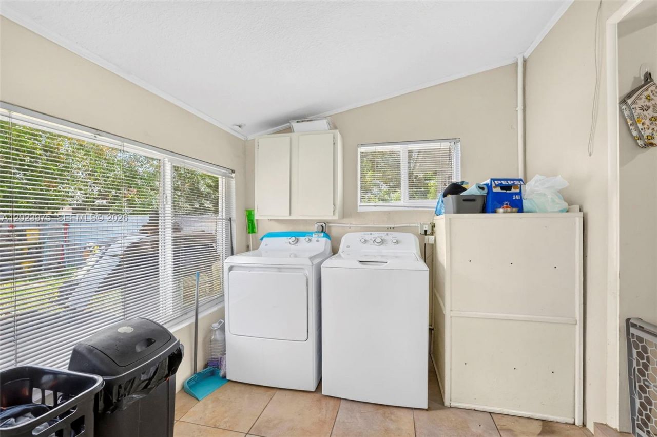 1524 NW 12th Ter, Fort Lauderdale, FL 33311 Photo