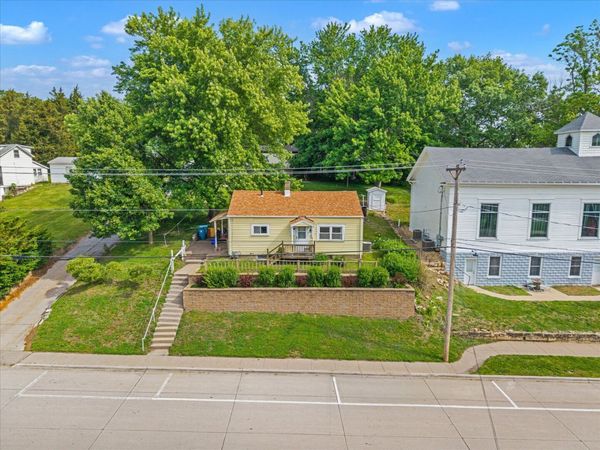 211 Jones Street , Le Claire, IA 52753
