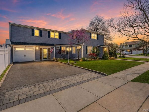 2 Sutton Place , Massapequa, NY 11758