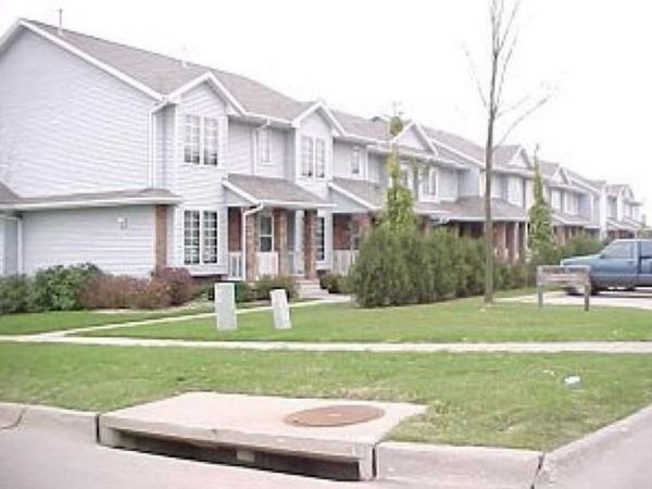 272 West Side Dr, Iowa City, IA 52246