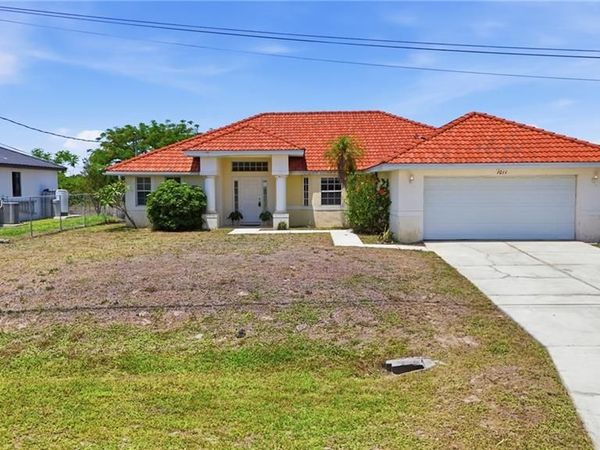 1011 Chadbourne AVE , LEHIGH ACRES, FL 33971