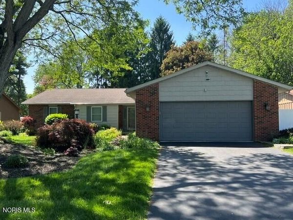 2432 Morningdew Boulevard , Maumee, OH 43537