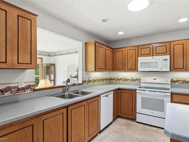 33037 Pebblebrook Drive, North Ridgeville, OH 44039 Photo 13