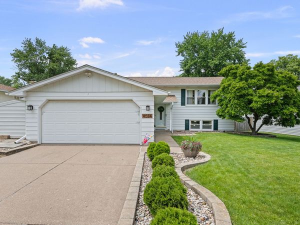4034 DENNISTON Court, Bettendorf, IA 52722