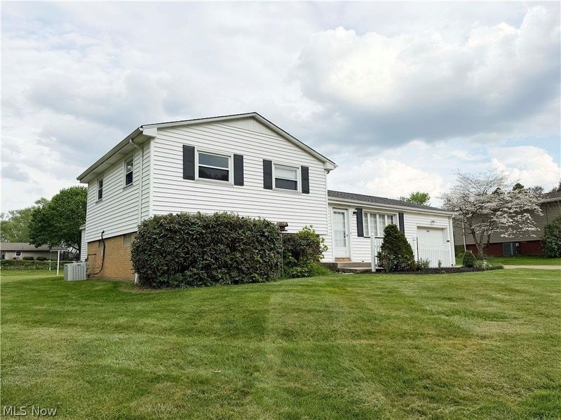 7090 Hillridge Avenue NE, Canton, OH 44721 Photo 2