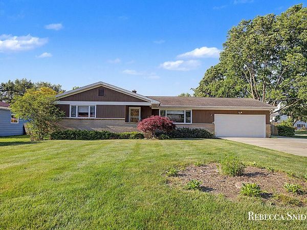 424 Andover Street SE, Kentwood, MI 49548