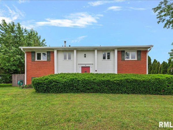 301 CARRIE Lane, Chatham, IL 62629