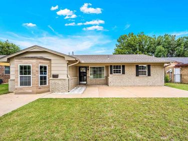 5715 NW Chestnut Ln, Lawton, OK 73505