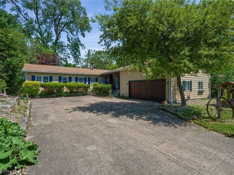 22486 Macbeth Avenue, Fairview Park, OH 44126 Photo 2