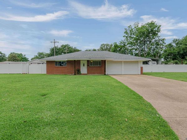 5621 Cypress St, St Francisville, LA 70775