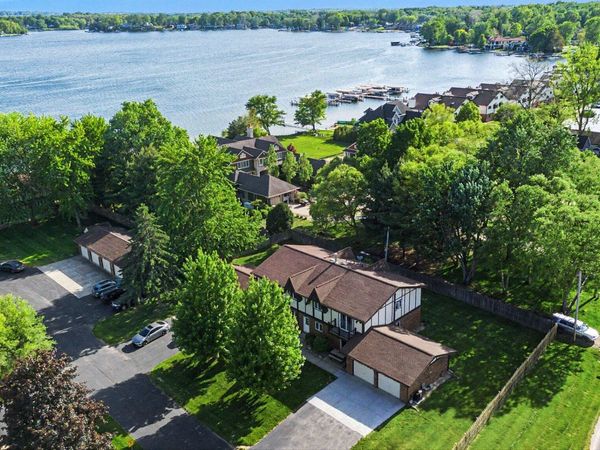 5410 Country Aire Drive, Unit 14, Coloma, MI 49038