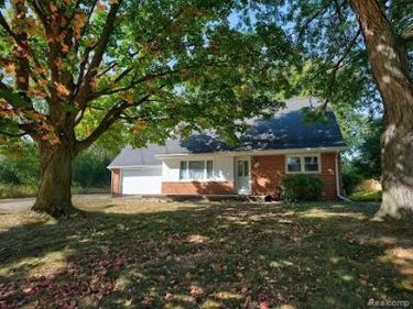 2496 Ketzler Dr, Flint Twp, MI 48507