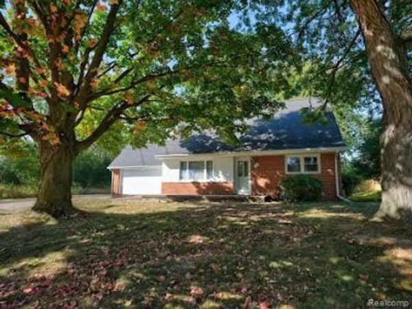 2496 Ketzler Dr, Flint Twp, MI 48507