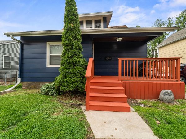 613 N 4th Avenue E, Newton, IA 50208