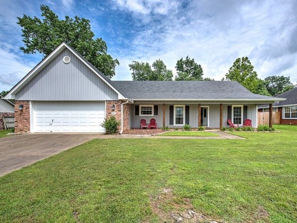 1305 N Cardinal Drive , Rogers, AR 72756
