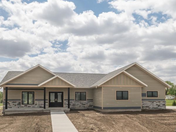 405 9th St NE, Orange City, IA 51041