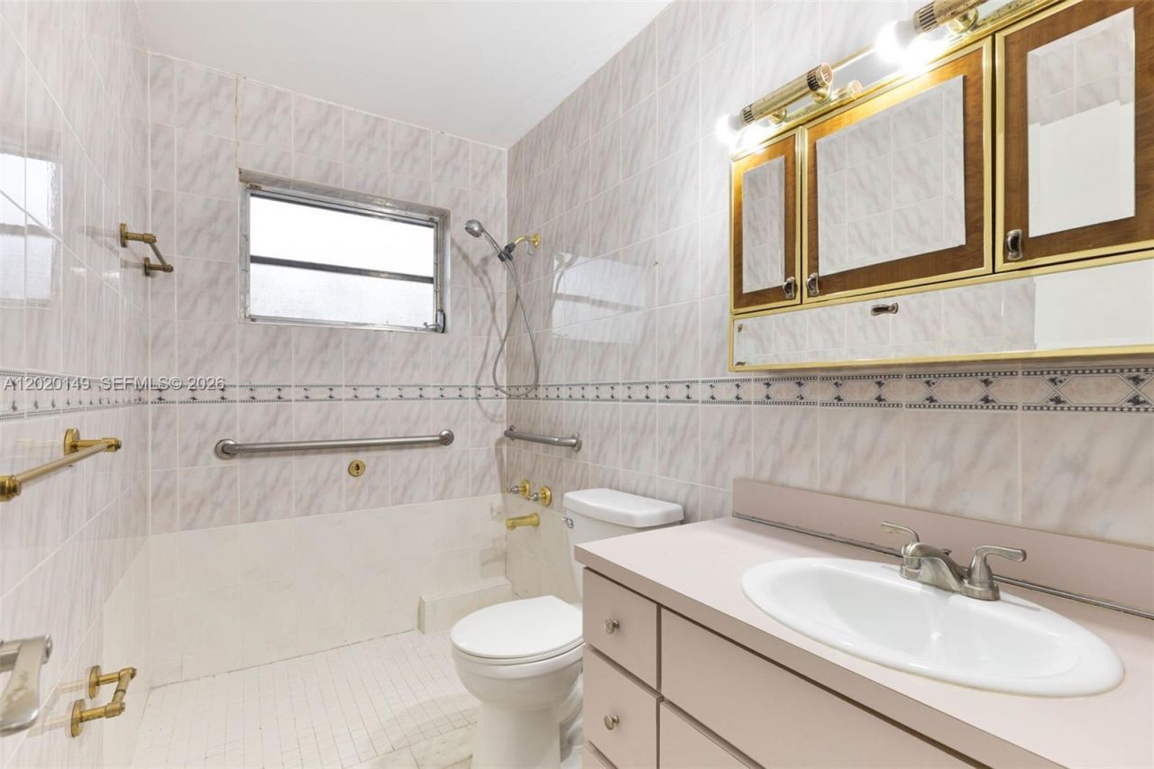 320 NW 61st Ave, Miami, FL 33126 Photo