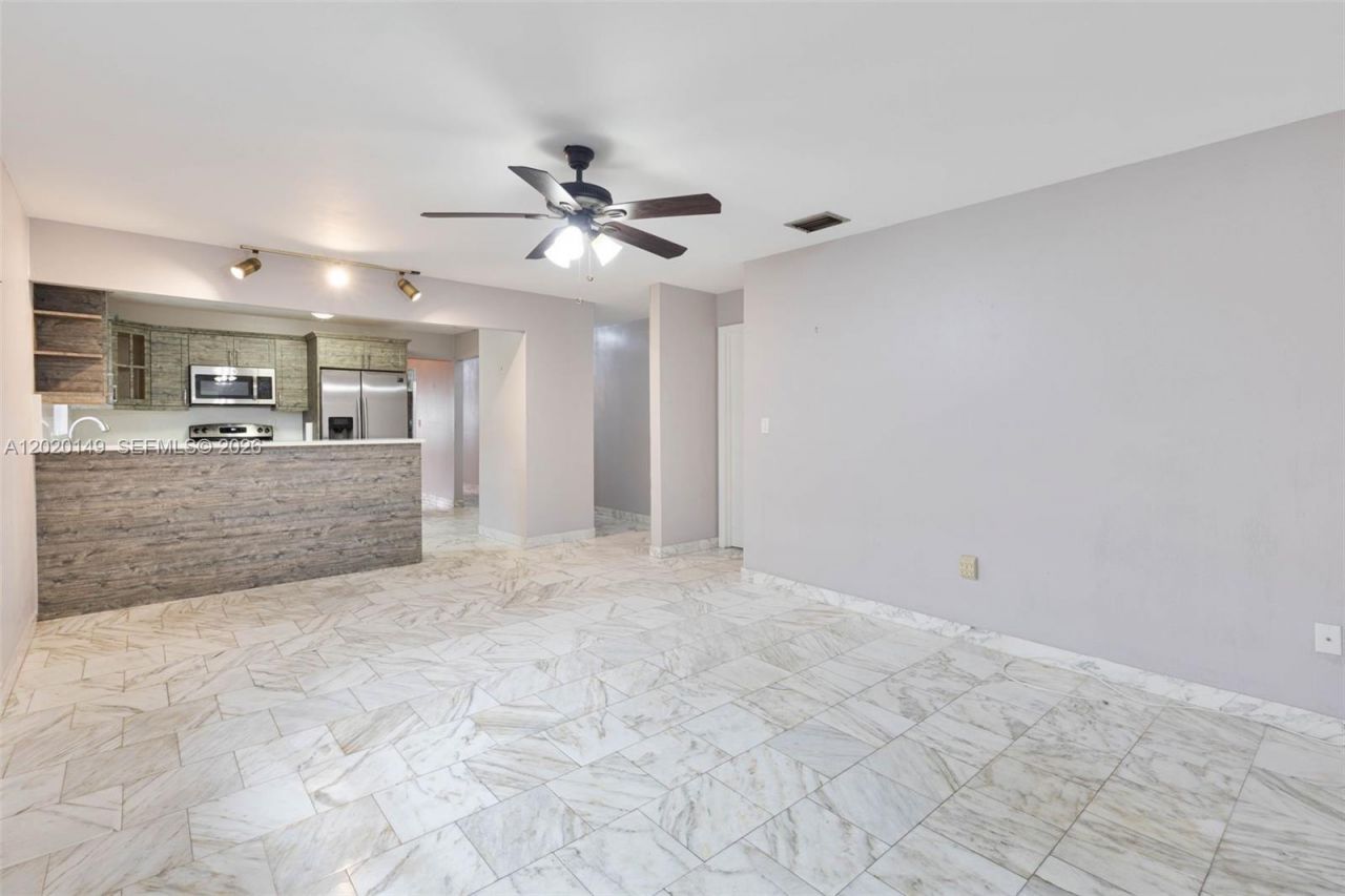 320 NW 61st Ave, Miami, FL 33126 Photo