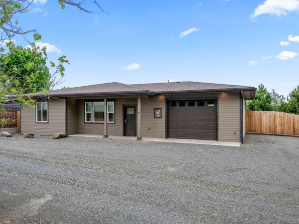 22 SE Hoff Lane, Madras, OR 97741