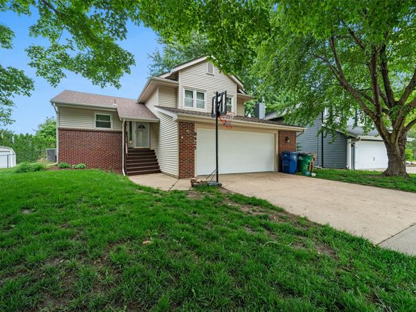 8425 Sharon Circle, Urbandale, IA 50322