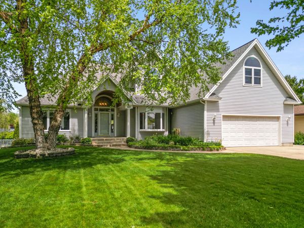 607 Apache Drive, Fremont, MI 49412