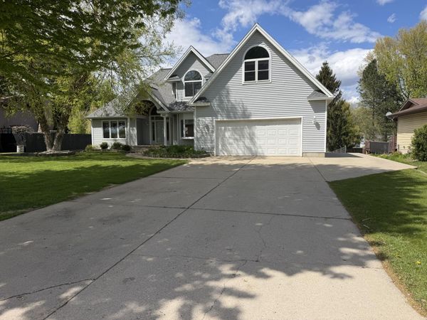 607 Apache Drive, Fremont, MI 49412