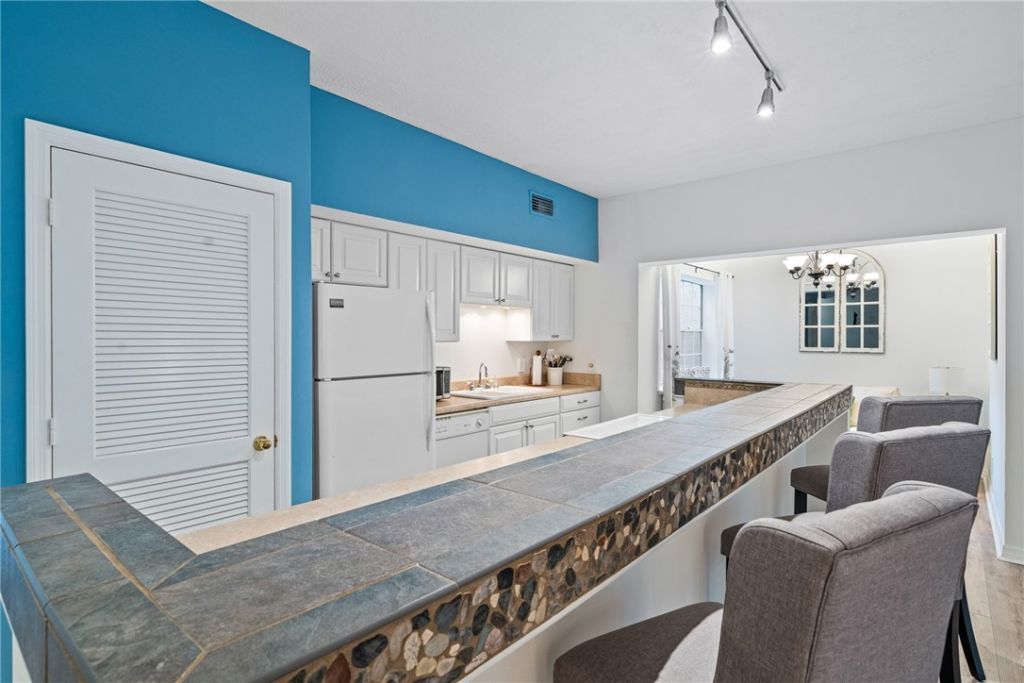 1215 Winding Oaks Circle E, Unit 403, Vero Beach, FL 32963 Photo