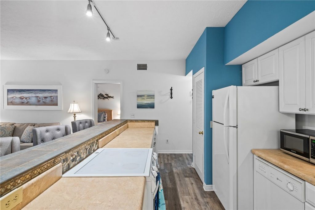 1215 Winding Oaks Circle E, Unit 403, Vero Beach, FL 32963 Photo