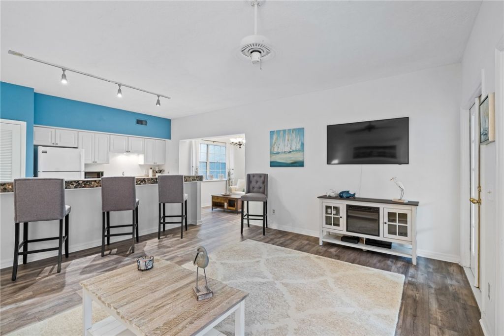 1215 Winding Oaks Circle E, Unit 403, Vero Beach, FL 32963 Photo