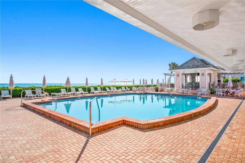 1215 Winding Oaks Circle E, Unit 403, Vero Beach, FL 32963 Photo