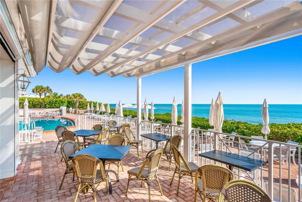 1215 Winding Oaks Circle E, Unit 403, Vero Beach, FL 32963 Photo