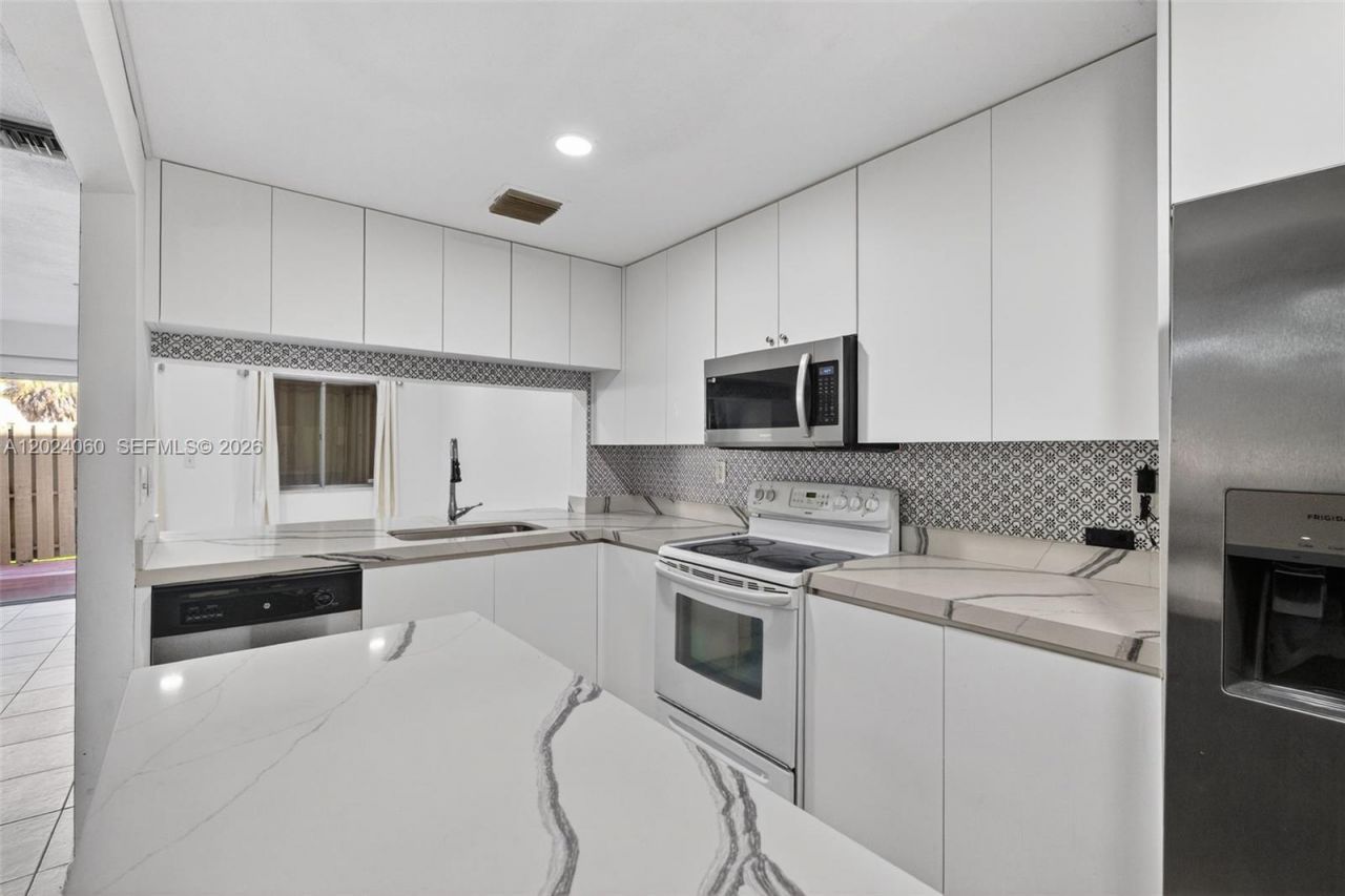 5843 Woodlands Blvd , Unit 5843, Tamarac, FL 33319 Photo