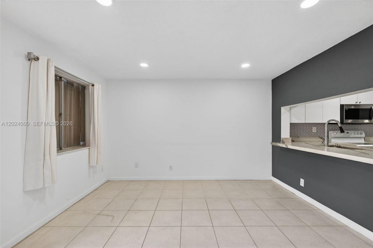 5843 Woodlands Blvd , Unit 5843, Tamarac, FL 33319 Photo