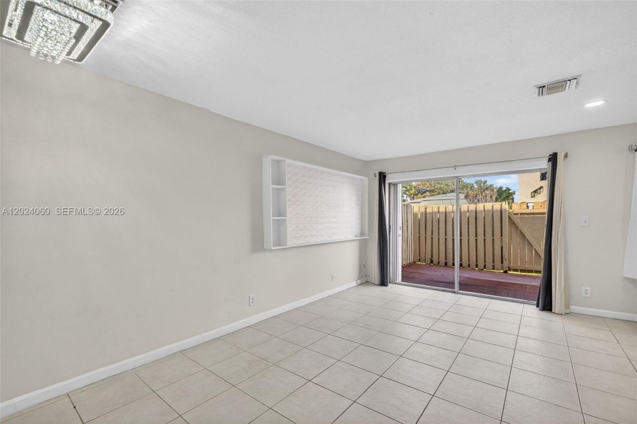 5843 Woodlands Blvd , Unit 5843, Tamarac, FL 33319 Photo
