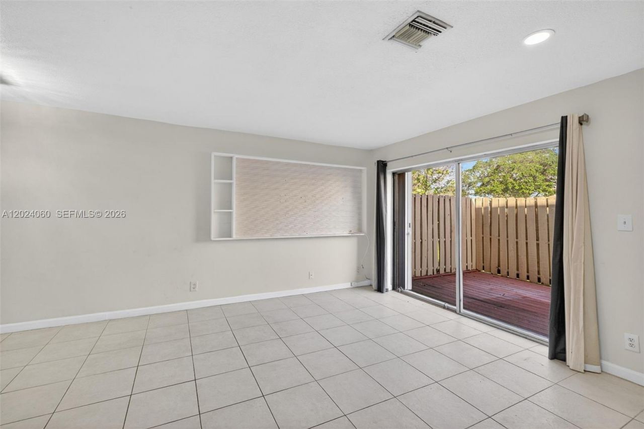 5843 Woodlands Blvd , Unit 5843, Tamarac, FL 33319 Photo
