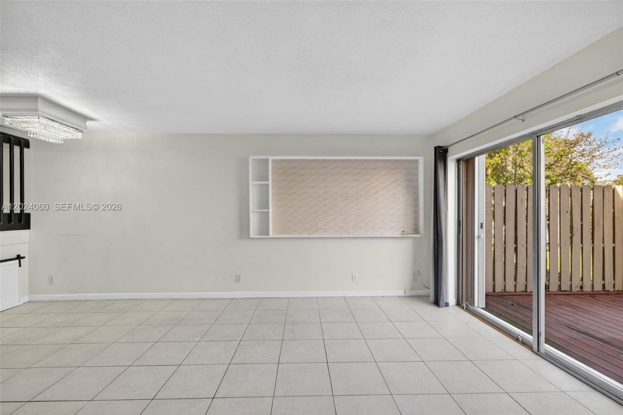 5843 Woodlands Blvd , Unit 5843, Tamarac, FL 33319 Photo