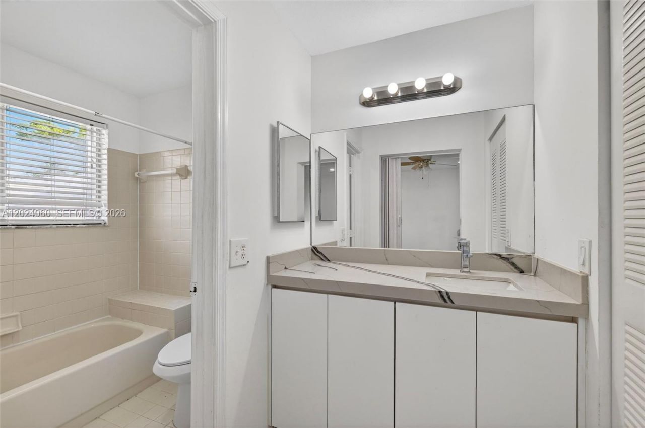 5843 Woodlands Blvd , Unit 5843, Tamarac, FL 33319 Photo