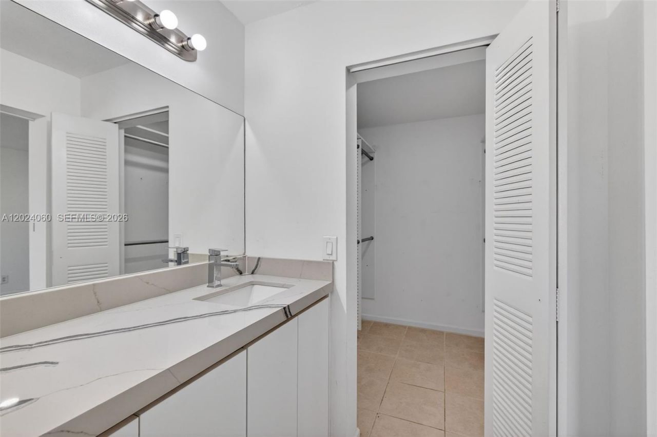 5843 Woodlands Blvd , Unit 5843, Tamarac, FL 33319 Photo
