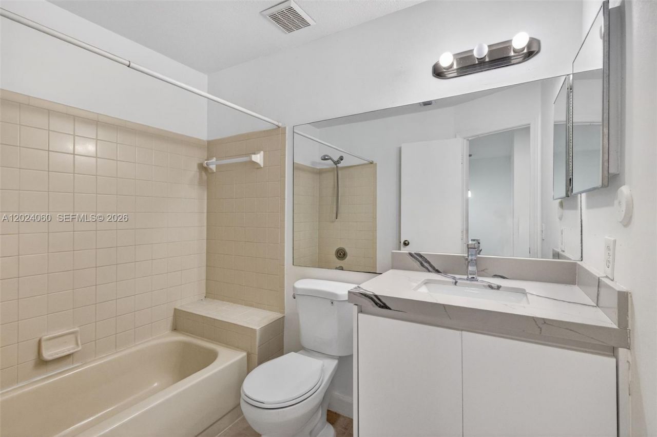 5843 Woodlands Blvd , Unit 5843, Tamarac, FL 33319 Photo