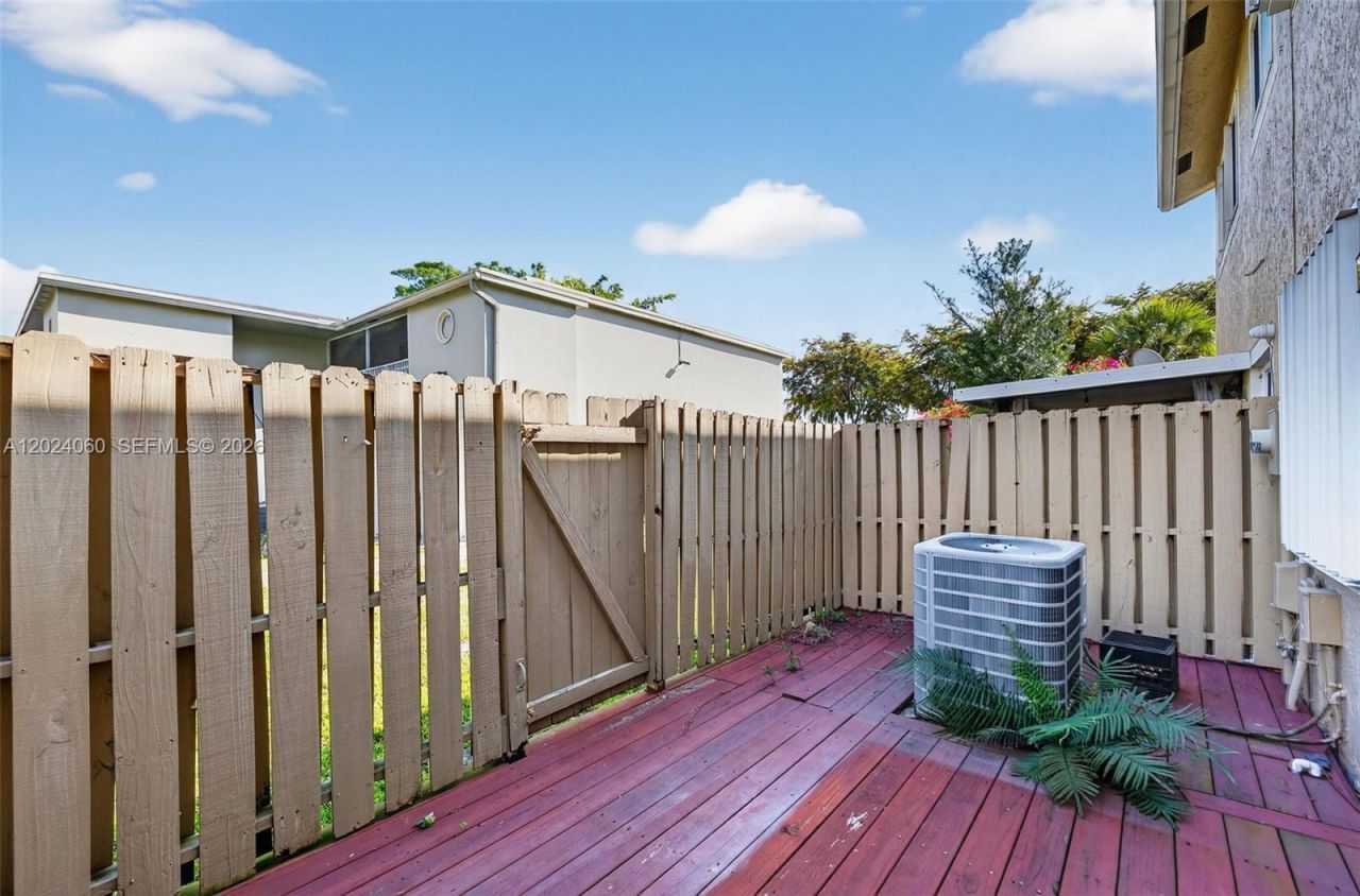 5843 Woodlands Blvd , Unit 5843, Tamarac, FL 33319 Photo