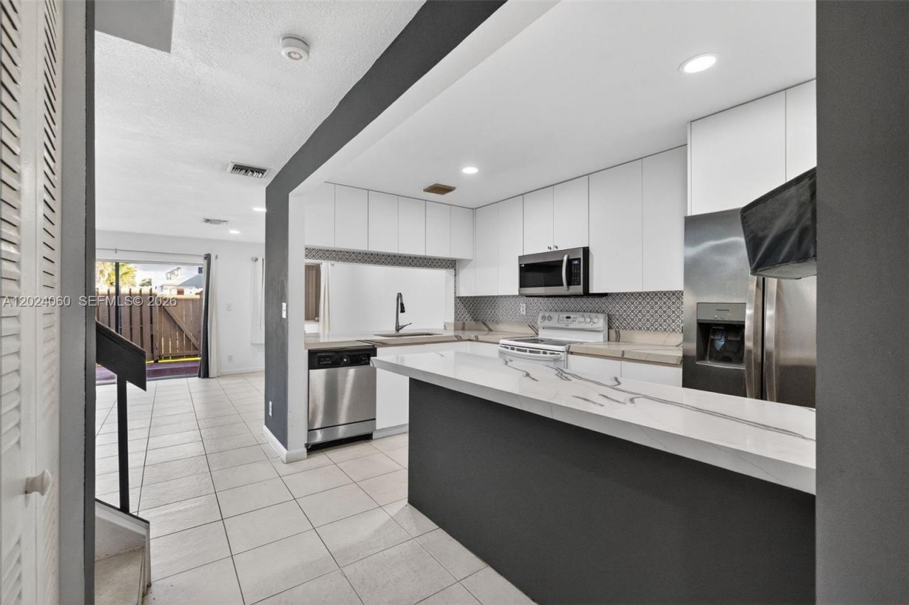 5843 Woodlands Blvd , Unit 5843, Tamarac, FL 33319 Photo