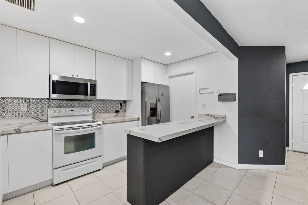 5843 Woodlands Blvd , Unit 5843, Tamarac, FL 33319 Photo