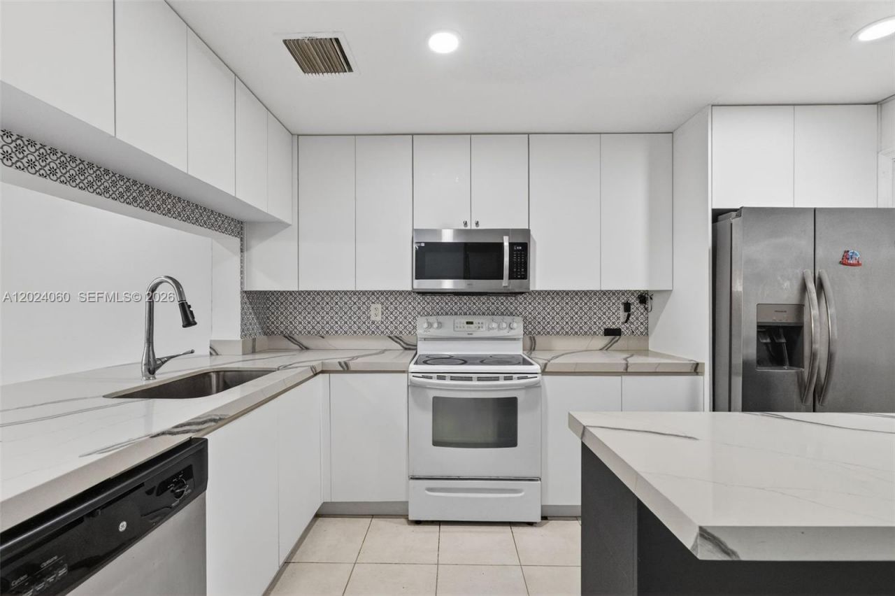 5843 Woodlands Blvd , Unit 5843, Tamarac, FL 33319 Photo