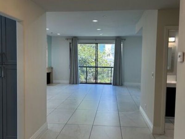 125 N Gale Drive, Unit 203, Beverly Hills, CA 90211